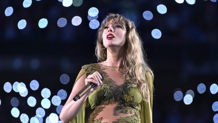 LONDON, ENGLAND - AUGUST 15: EDITORIAL USE ONLY. NO BOOK COVERS. Taylor Swift performs onstage during "Taylor Swift