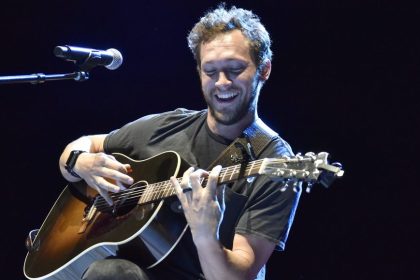 Phillip Phillips — Pics