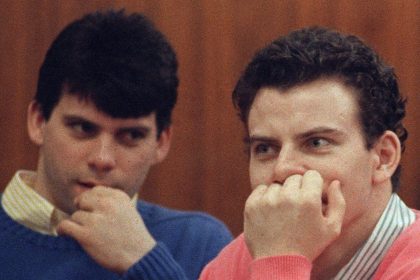 Erik Menendez (C) and his brother Lyle (L) are pictured, on August 12, 1991 in Beverly Hills. They are accused of killing their parents, Jose and Mary Louise Menendez of Beverly Hills, Calif. AFP PHOTO MIKE NELSON (Photo by MIKE NELSON / AFP) (Photo by MIKE NELSON/AFP via Getty Images)