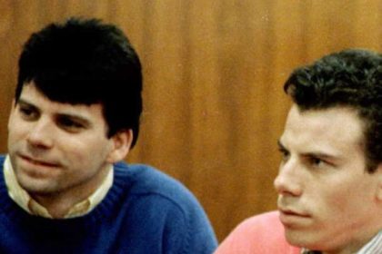 LOS ANGELES, UNITED STATES: This 1992 file photo shows double murder defendants Erik (R) and Lyle Menendez (L) during a court appearance in Los Angeles, Ca. The Menendez brothers have been found guilty of first degree murder 20 March in their second trial for the killing of their parents. AFP PHOTO Mike NELSON/mn (Photo credit should read MIKE NELSON/AFP via Getty Images)